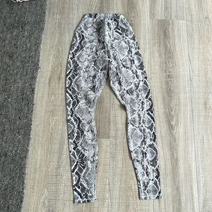 leggings alo yoga size xs snake skin not sold anymore